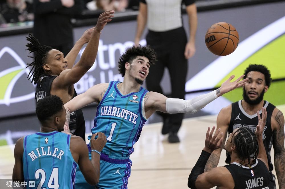 队友试图通 队友试图通